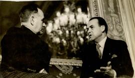 Getúlio Vargas e pessoa não identificada.