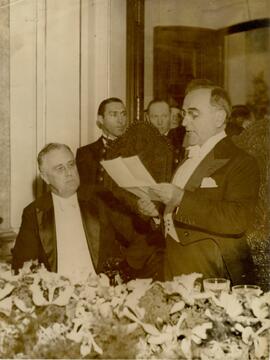 Presidente Vargas discursando perante Franklin Roosevelt.