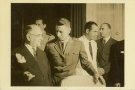 Getúlio Vargas (1º), Enê Garcez (2º, fardado) e outros não identificados.