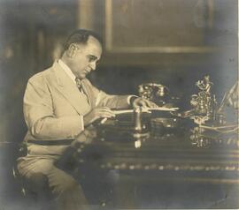 Getúlio Vargas em sua mesa de trabalho.