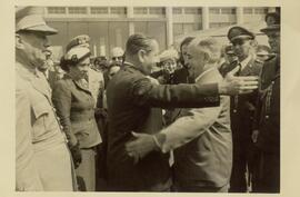 Getúlio Vargas abraçando Manuel Odriá.