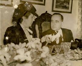 Getúlio Vargas e uma mulher não identificada.