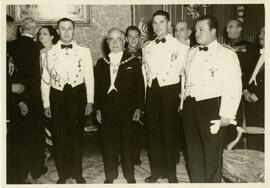 Getúlio Vargas entre militares.