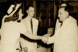 Getúlio Vargas recepcionando pessoas no Palácio do Catete.