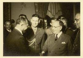 Getúlio Vargas cumprimenta homem não identificado.