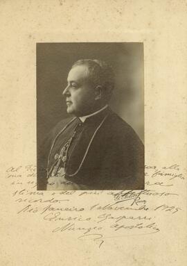 Retrato de Enrico Gasparri, Nuncio Apostólico, a meio corpo, de perfil com dedicatória a Epitácio...