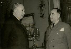 Getúlio Vargas e uma pessoa não identificada no Palácio do Catete.