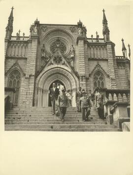 Getúlio Vargas descendo a escadaria da Catedral de São Pedro de Alcântara