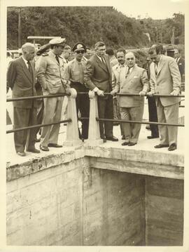 Getúlio Vargas durante visita a Usina Hidrelétrica do Salto, no Rio Tibagi.