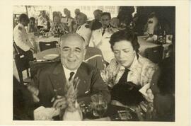Getúlio Vargas em uma mesa de refeições.