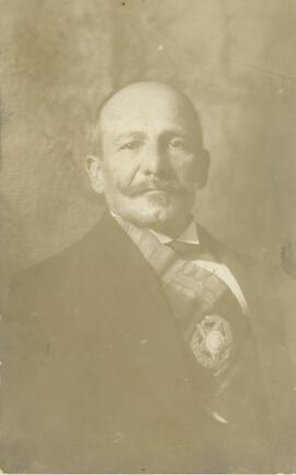 Retrato do presidente Hermes da Fonseca, a meio corpo, com a faixa presidencial.