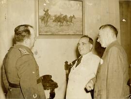 Getúlio Vargas com um militar não identificado e um técnico da Missão Taub.