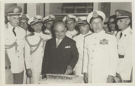 Getúlio Vargas em uma instalação da Marinha.