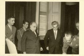 Da esquerda para direita: Enê Garcez (1º), Getúlio Vargas (3º), Lourival Fontes (4º), General Cai...