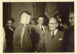 Getúlio Vargas cumprimenta Enê Garcez.