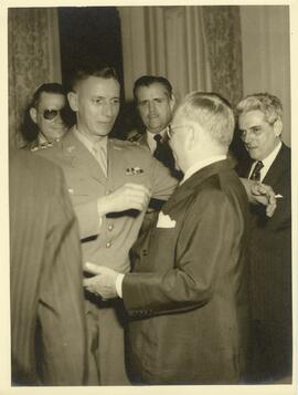 Getúlio Vargas cumprimentando Enê Garcez.