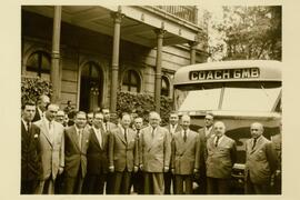 Getúlio Vargas, em meio a um grupo de pessoas, em frente a um ônibus.