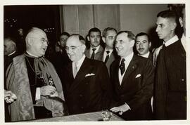 Getúlio Vargas junto a um sacerdote católico.