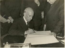 Arthur Bernardes, deputado na Assembleia Constituinte pelo Partido Republicano Mineiro, assinando...