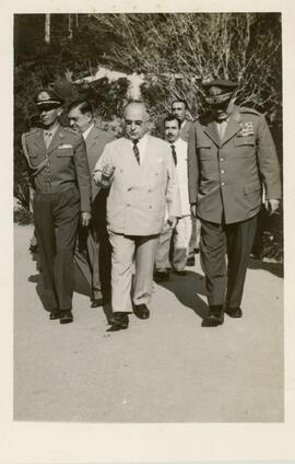 Da esquerda para direita: Ene Garcez (1º), Getúlio Vargas (3º) e outros não identificados.