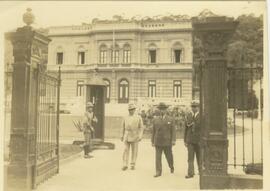 Getúlio Vargas caminhando entre dois homens.