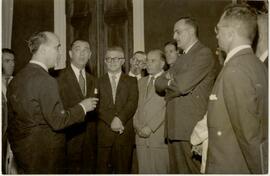 Clóvis Salgado, Ministro de Educação e Cultura, Juscelino Kubitschek e outros durante recepção a ...