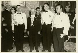 Getúlio Vargas entre militares.