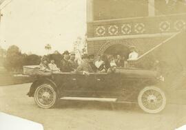 Mary Pessoa, esposa de Epitácio Pessoa, e Laurita, sua filha, em um automóvel, acompanhadas pelo ...