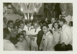 Getúlio Vargas  no centro da foto.