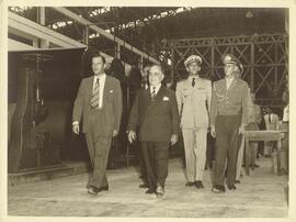 Getúlio Vargas em visita a uma instalação industrial.